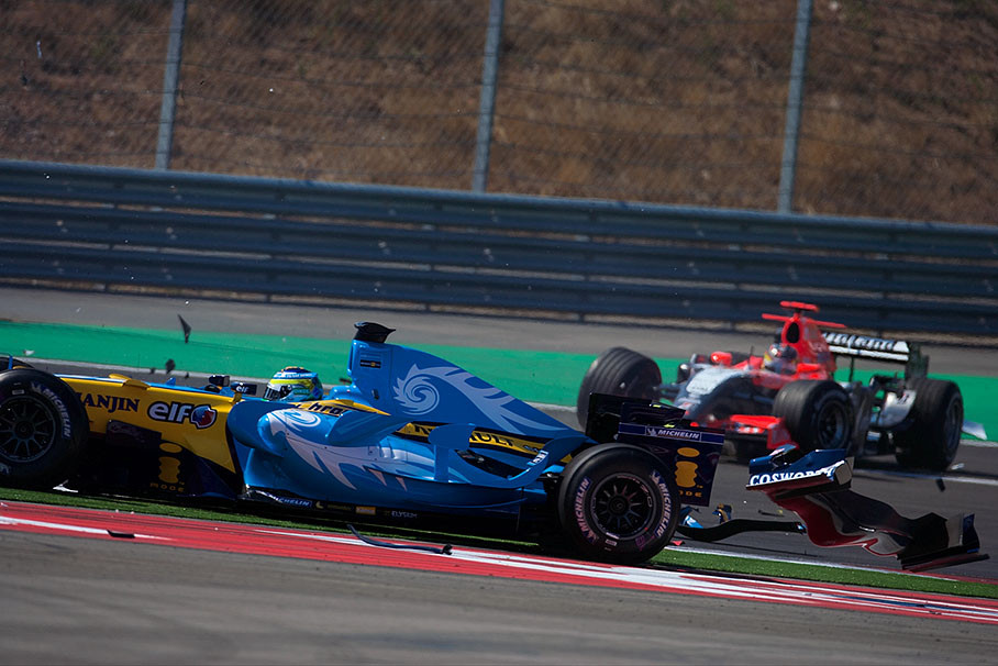 Fisichella continuing race with lost front wing, leaving a retiring Monteiro with a dangling front wheel
