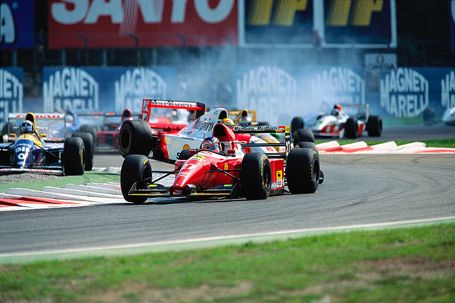 Jean Alesi and the bunch at the start, Prost is out of the picture in the lead