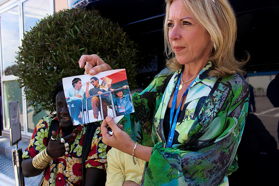 A fan shows a Senna souvenir snapshot