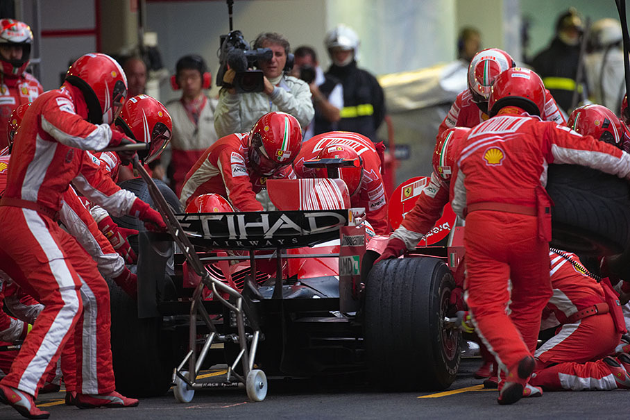 At a brief service in lap 66 Raikkonen changes to intermediate tyres