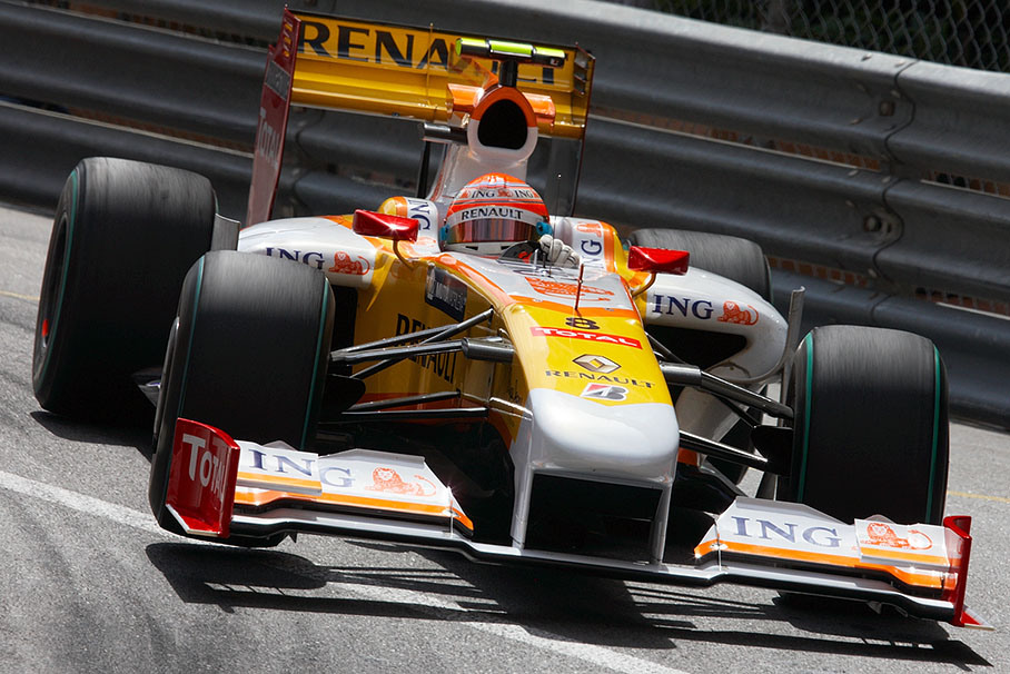 Fernando Alonso, Renault F1, lifts a wheel at Mirabeau