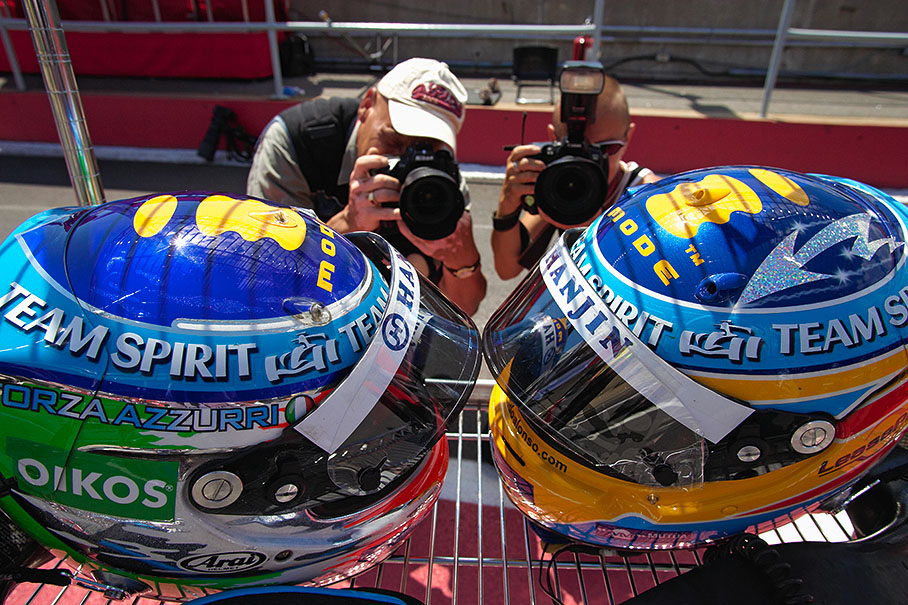 The colourful helmets of both Renault drivers were a grateful motive for committed colleagues