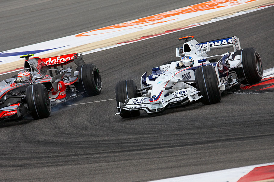 Heidfeld overtakes Kovalainen in the inside of a corner