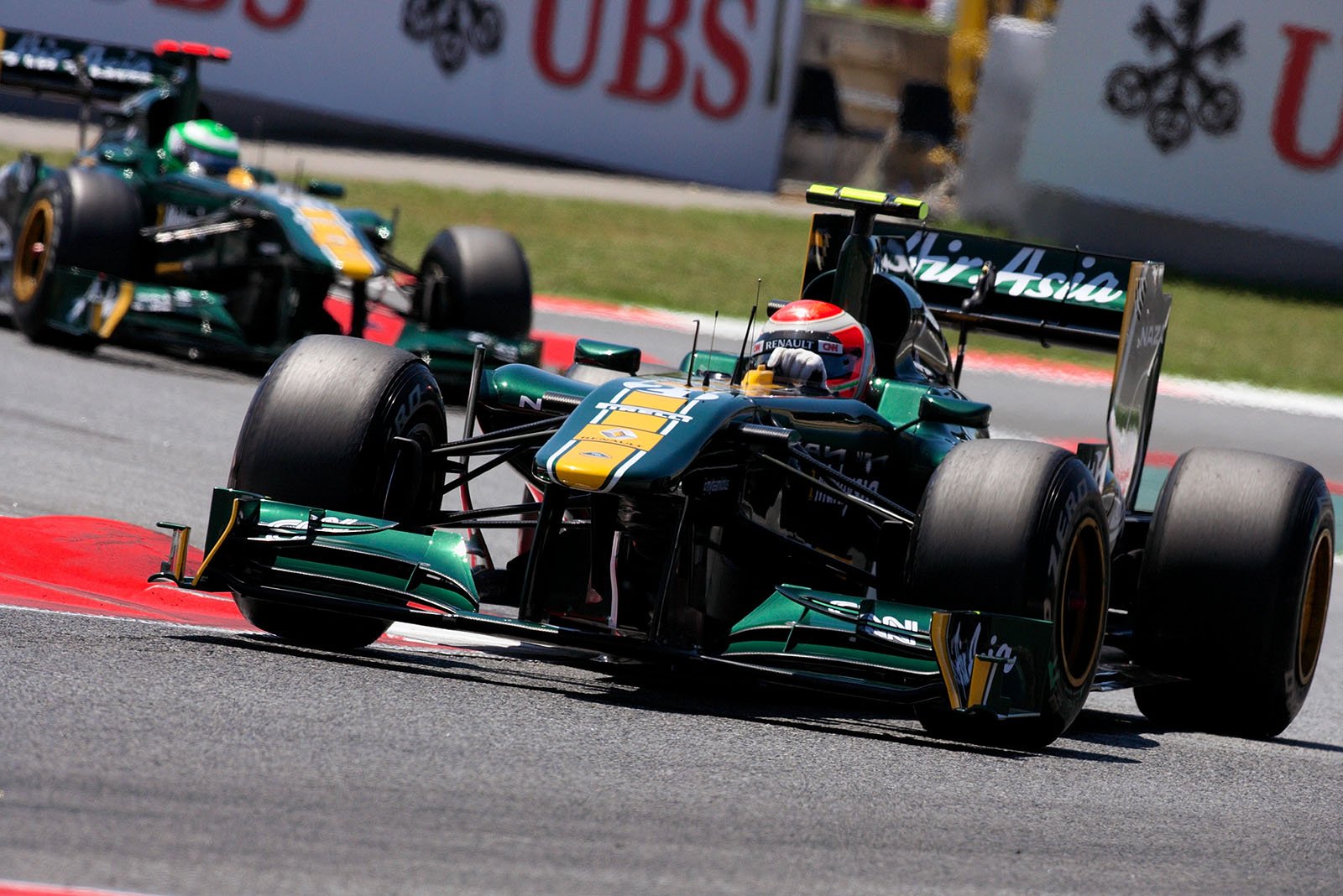 Jarno Trulli, Team Lotus-Renault, followed by his team mate.