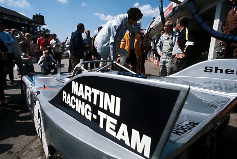 Vic Elford (GB) jumps out of the Porsche 908/03 #008 entered by International Martini Racing Team during a pit stop in practice