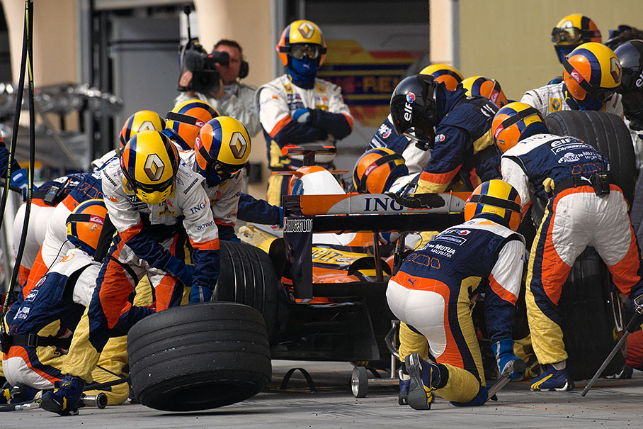Fast wheel exchange service for Alonso in lap 20