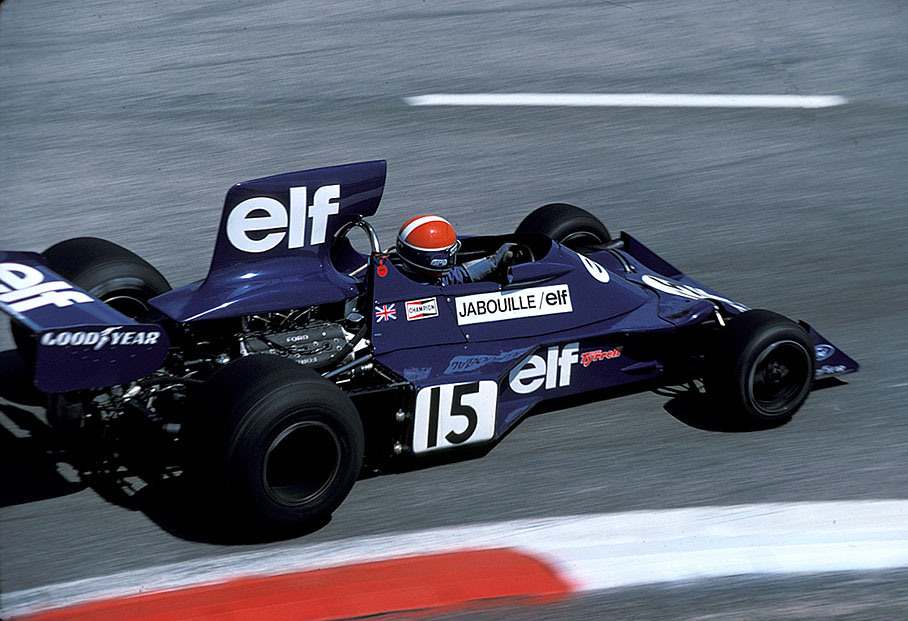 Jean-Pierre Jabouille corners in a Tyrrell-Cosworth 007. Tyrrell entered a third works car only here in France. This was the single employment for the F2-star Jabouille in 1975.