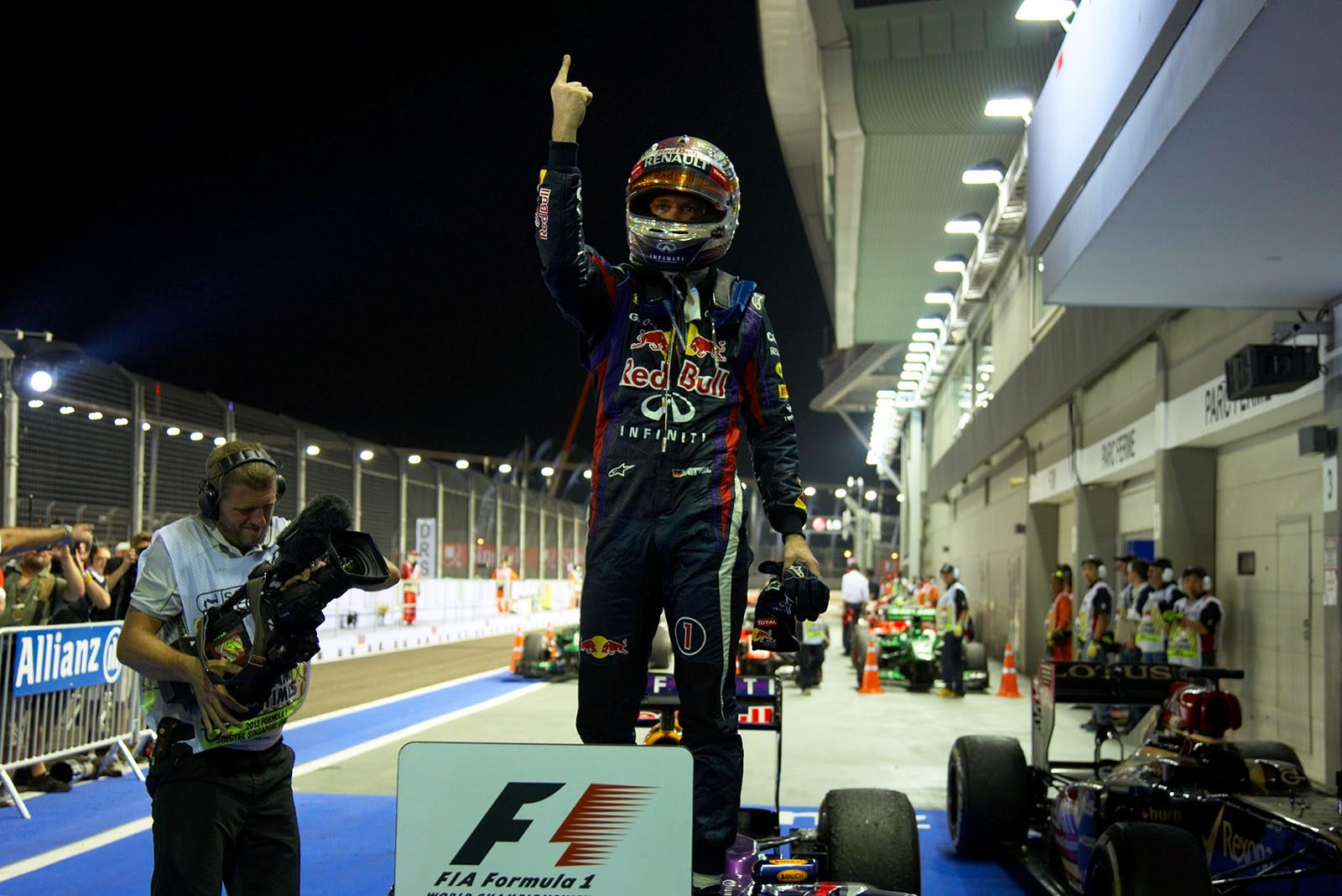 Sebastian Vettel wins his 7th Grand Prix of the year to extend his lead in the drivers championship to 60 points with six races remaining
