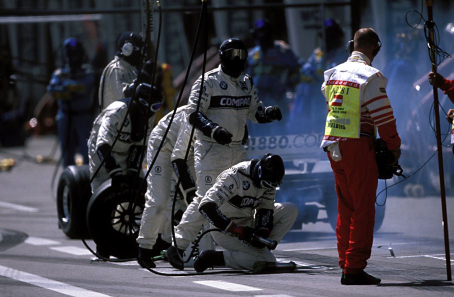 BMW Williams mechanics complete a pit stop