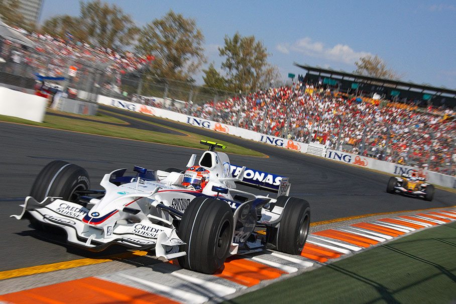 BMW Sauber's Robert Kubica in front of Alonso's Renault