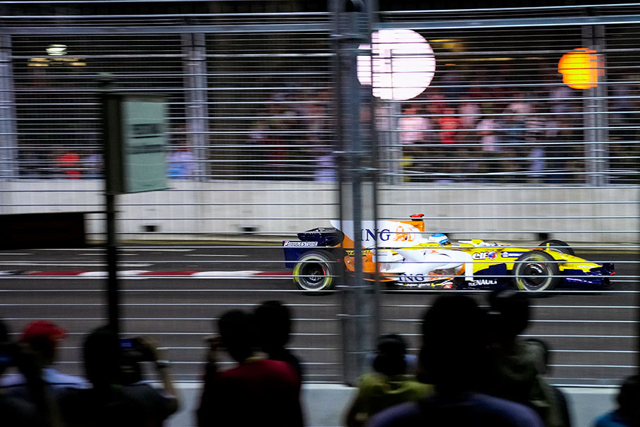 Alonso accelerates between the fences