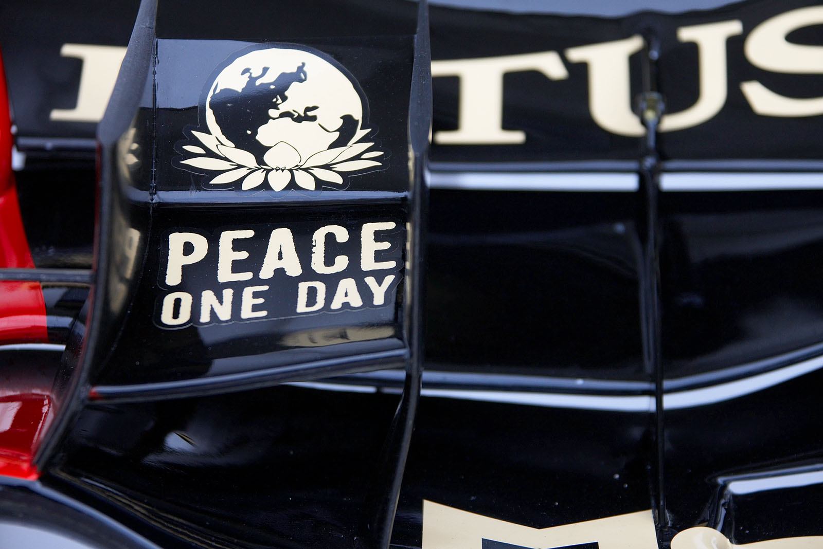 A hopeful message sticks on a Lotus-Renault's barge board