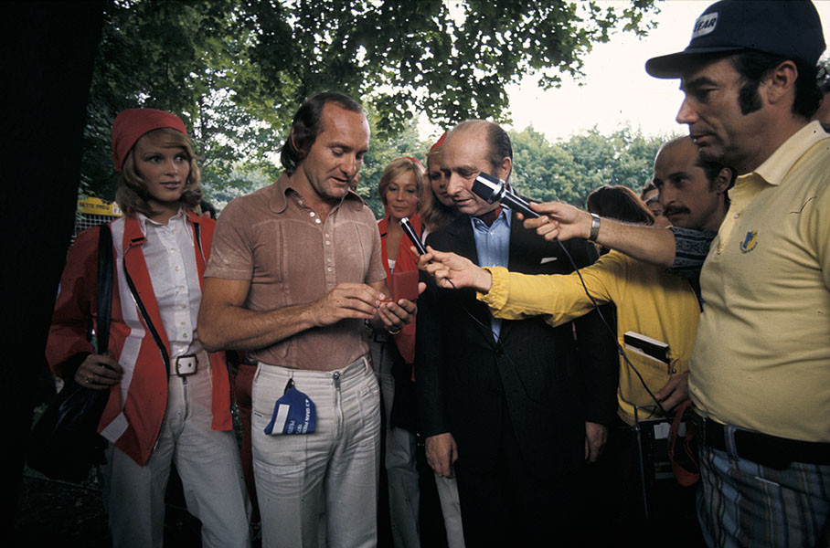 Mike Hailwood receives a ?