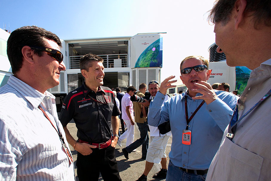 Nick Fry and Mark Blundell watch the gestures of discussing Martin Brundle (with Mario Illien)