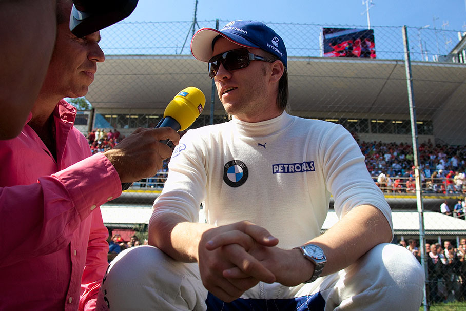 Nick Heidfeld emitting some words of wisdom to Kai Ebel of RTL