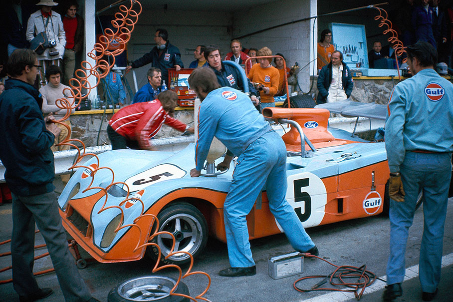 Pitstop of Derek Bell's Mirage Ford-Cosworth with the driver Mike Hailwood in the back.