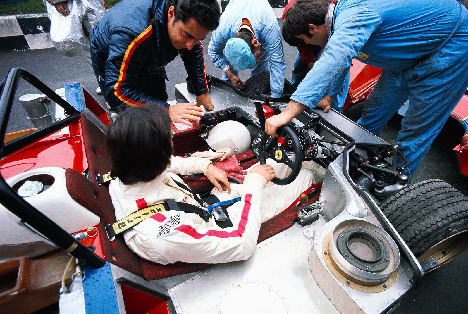 For repair purposes the mechanics dismounted the bodywork of Tim Schenken's (AUS) Ferrari 312 PB #0894