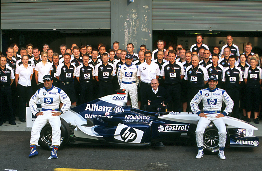 The Williams BMW F1 team's 2004 season farewell group photo with the drivers Juan Pablo Montoya and Antonio Pizzonia