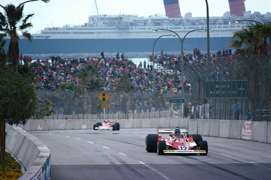 USA-West GP 1977: Carlos Reutemann, Ferrari 312T2, behind him Jochen Mass of McLaren