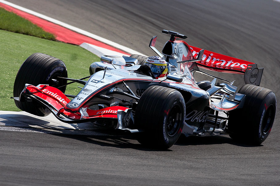 Pedro de la Rosa lifting a wheel of his McLaren-Mercedes