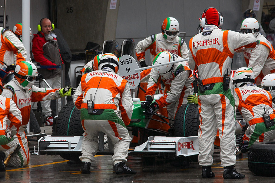 Adrian Sutil gets a new nose cone attached at Force India pits