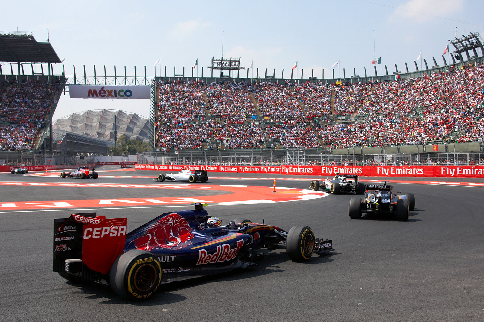 Carlos Sainz Jr, Toro Rosso-Renault behind Hulkenberg, Mexican Grand Prix, 2015