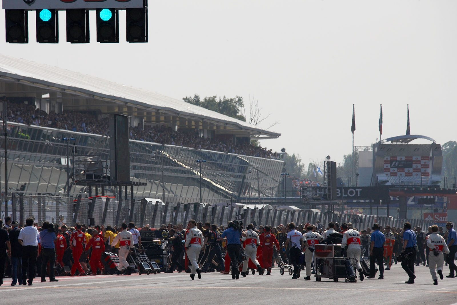 A busy grid is cleared, the mechanics run to their pits