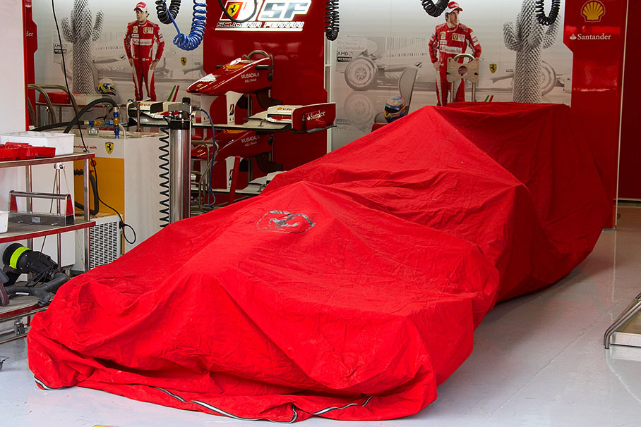 After scrutineering on Saturday afternoon, the Red Lady is being fully dressed in the team's pits under FIA's parc ferme regulations