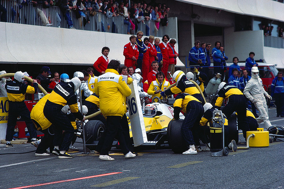 Alain Prost's pit stop, he stays in the lead of the French Grand Prix