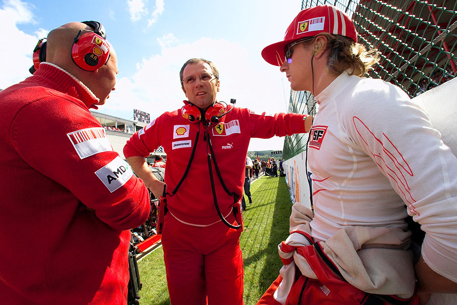 Kimi Raikkonen talks besides the grid with Ferrari team principal Stefano Domenicali and physio Mark Arnall