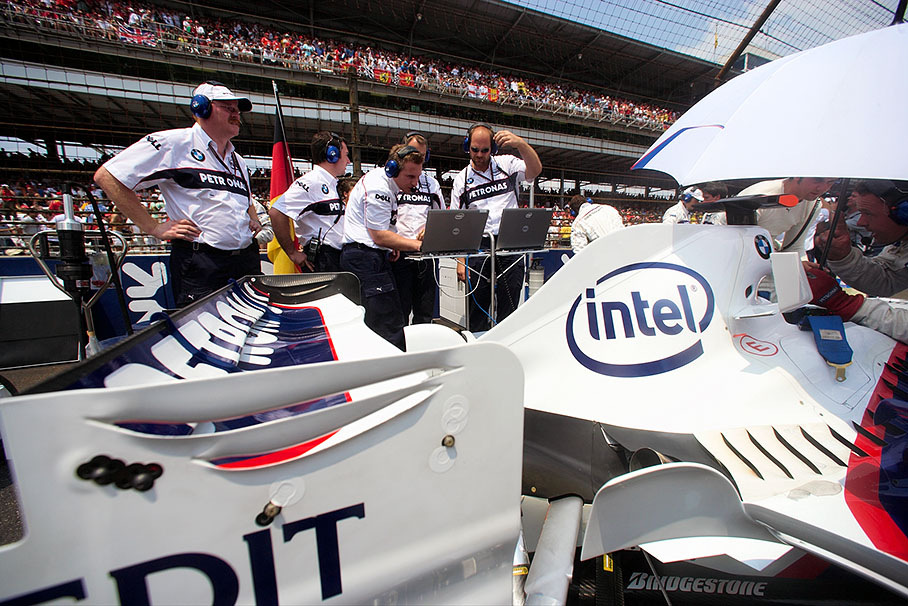BMW Sauber engineers perform last setup checks before race