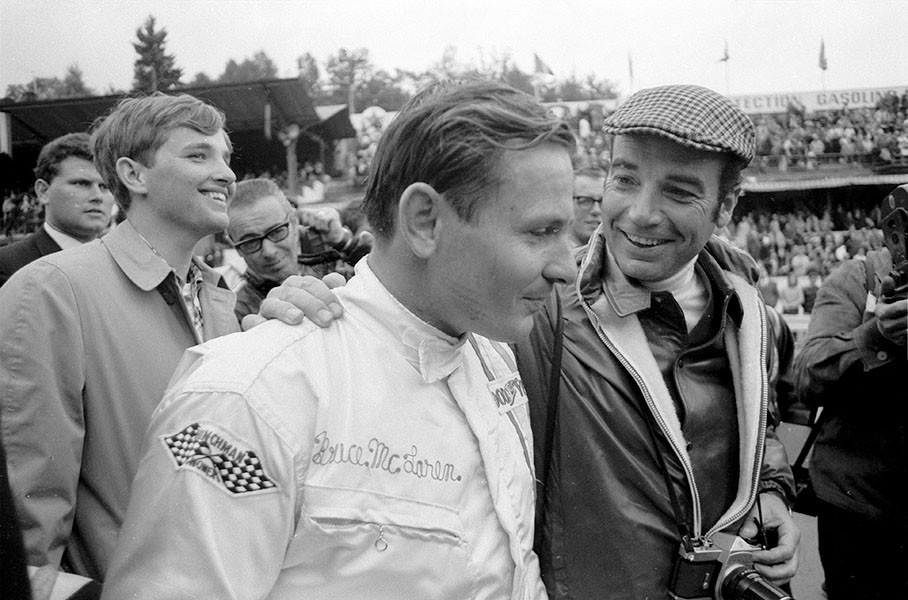 Bernard Cahier congratulates race winner Bruce McLaren