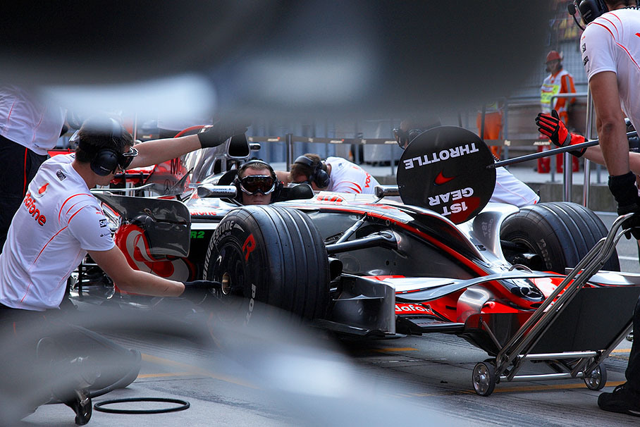 The McLaren mechanics practise pitstops