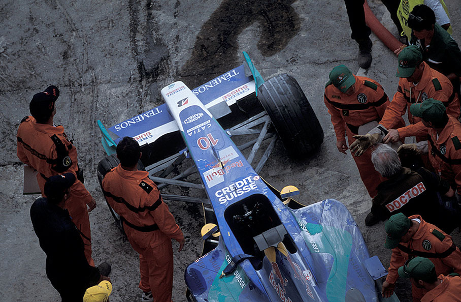 Heinz-Harald Frentzen's car being taken away after the race