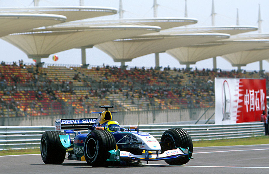 Fourth qualified Felipe Massa in front of the fantastic chinese architecture - designed in Germany