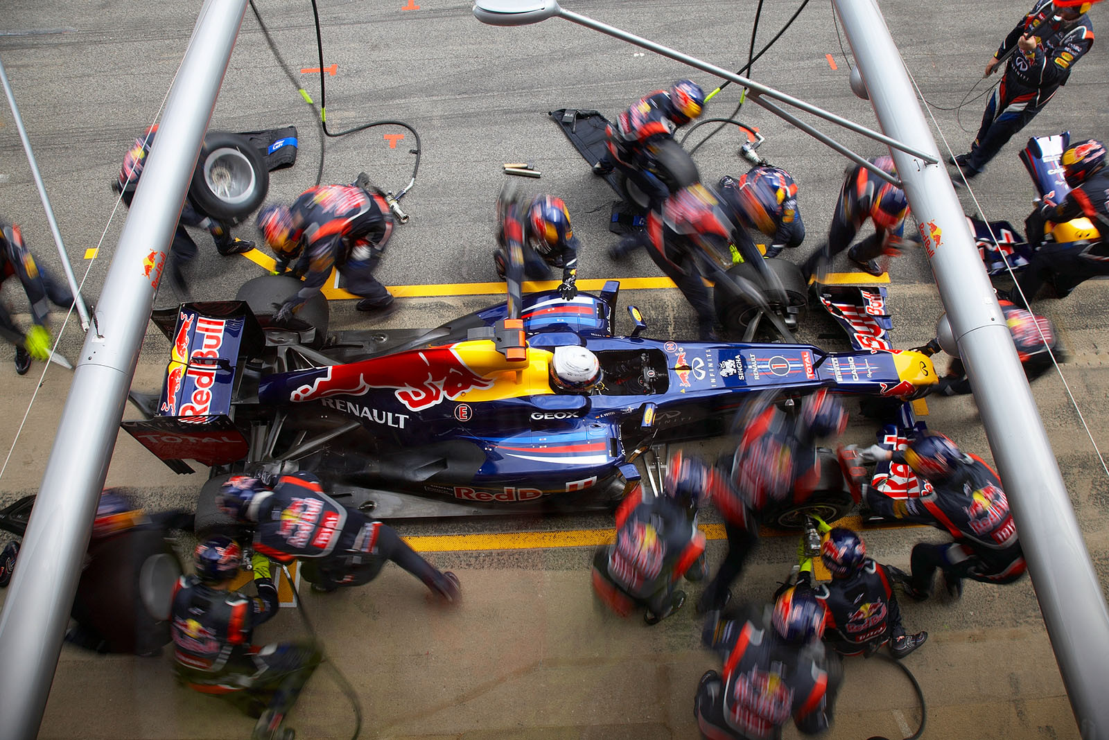 Pit stop from above of Sebastian Vettel, Red Bull Racing, with a quick nose cone exchange