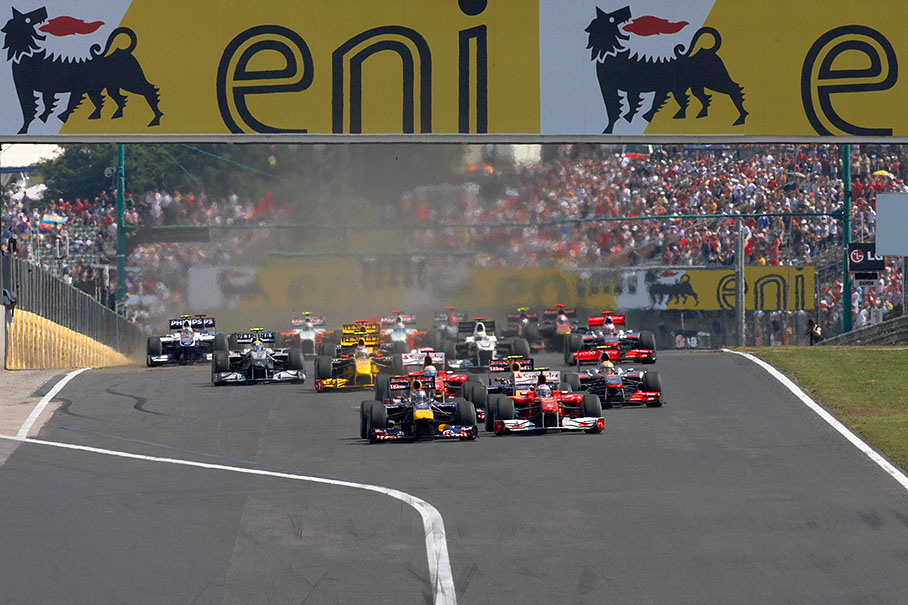Just after the start, Vettel leads with Alonso in his neck who already takes second position