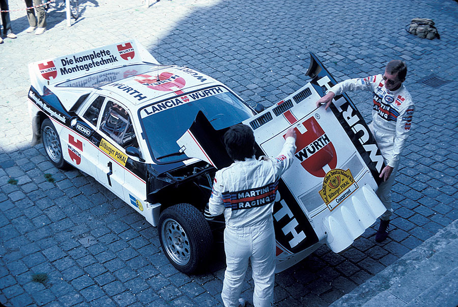 Walter Röhrl und Christian Geistdörfer zerlegen die Karosserie ihres Würth Lancia Rally 037 auf dem Domplatz, Regensburg 1983