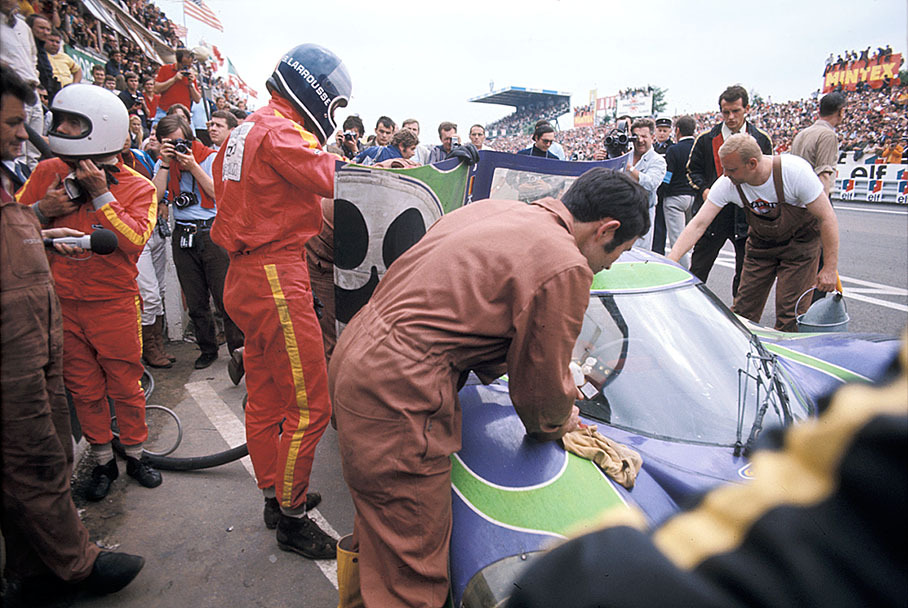 Driver exchange between Willy Kauhsen (D)  and Gérard Larrousse (F) on the second placed Porsche 917L 043
