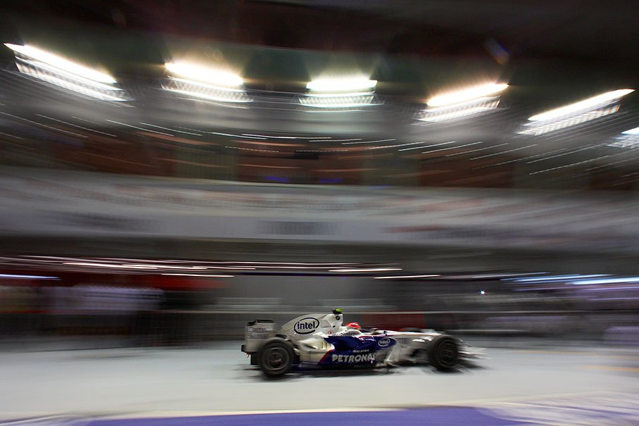 Robert Kubica, BMW Sauber F1, rushes through pitlane