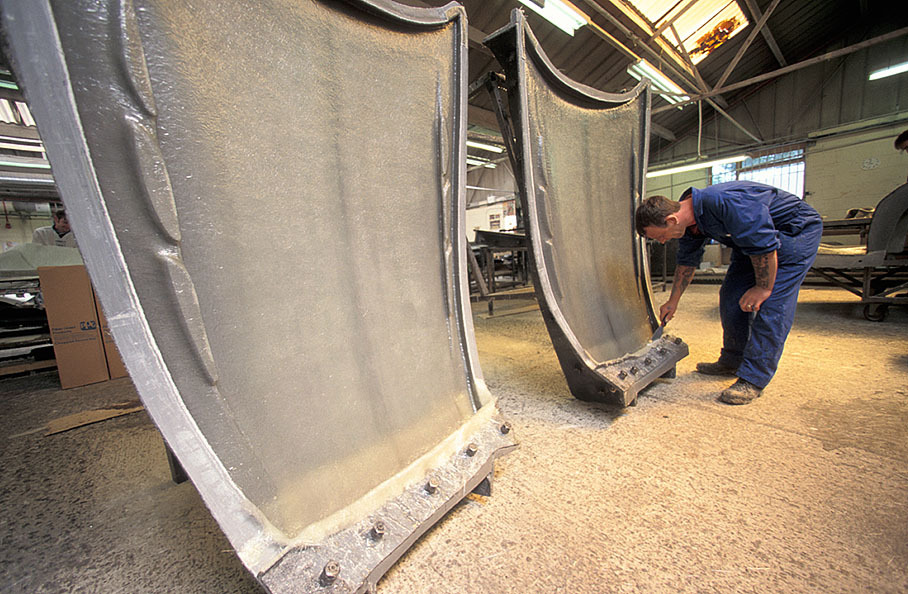 Die Haube eines Chimaera wird im Umkreis der Scharniere durch Metallelemente verstärkt.