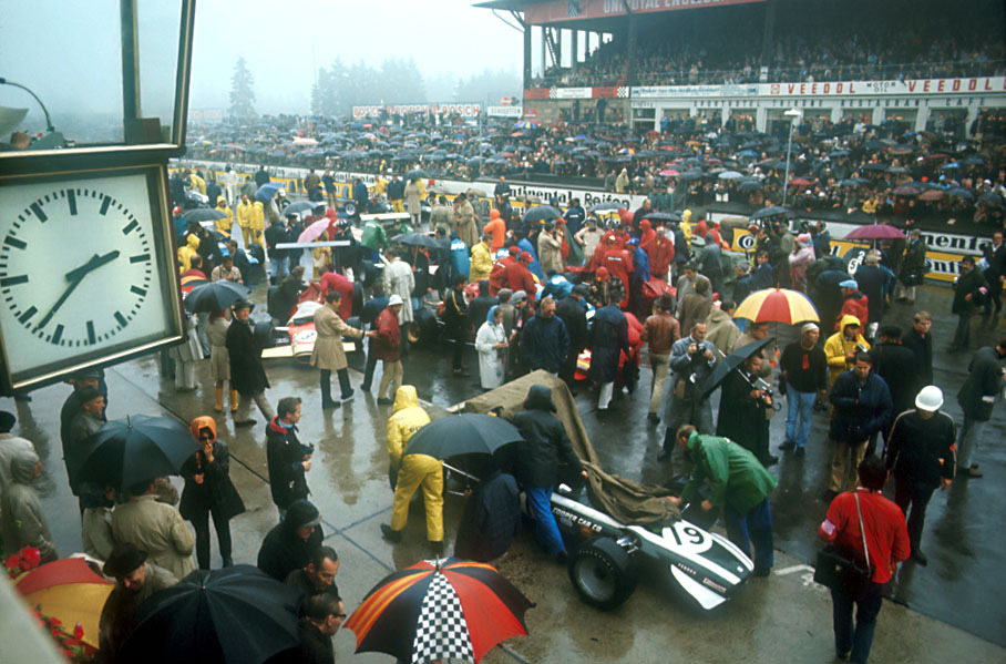 Lucien Bianchi's Cooper-BRM T86B is being pushed to a crowded grid twenty minutes before the start