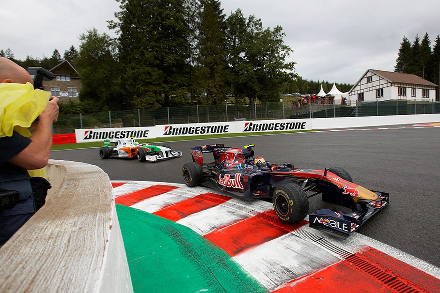 Jaime Alguersuari, Toro Rosso, in front of Liuzzi