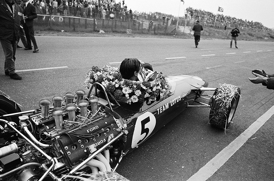 Dutch Grand Prix 1967: Jim Clark with laurel wreath in the victorious Lotus 49 with the new Ford-Cosworth V8 engine.