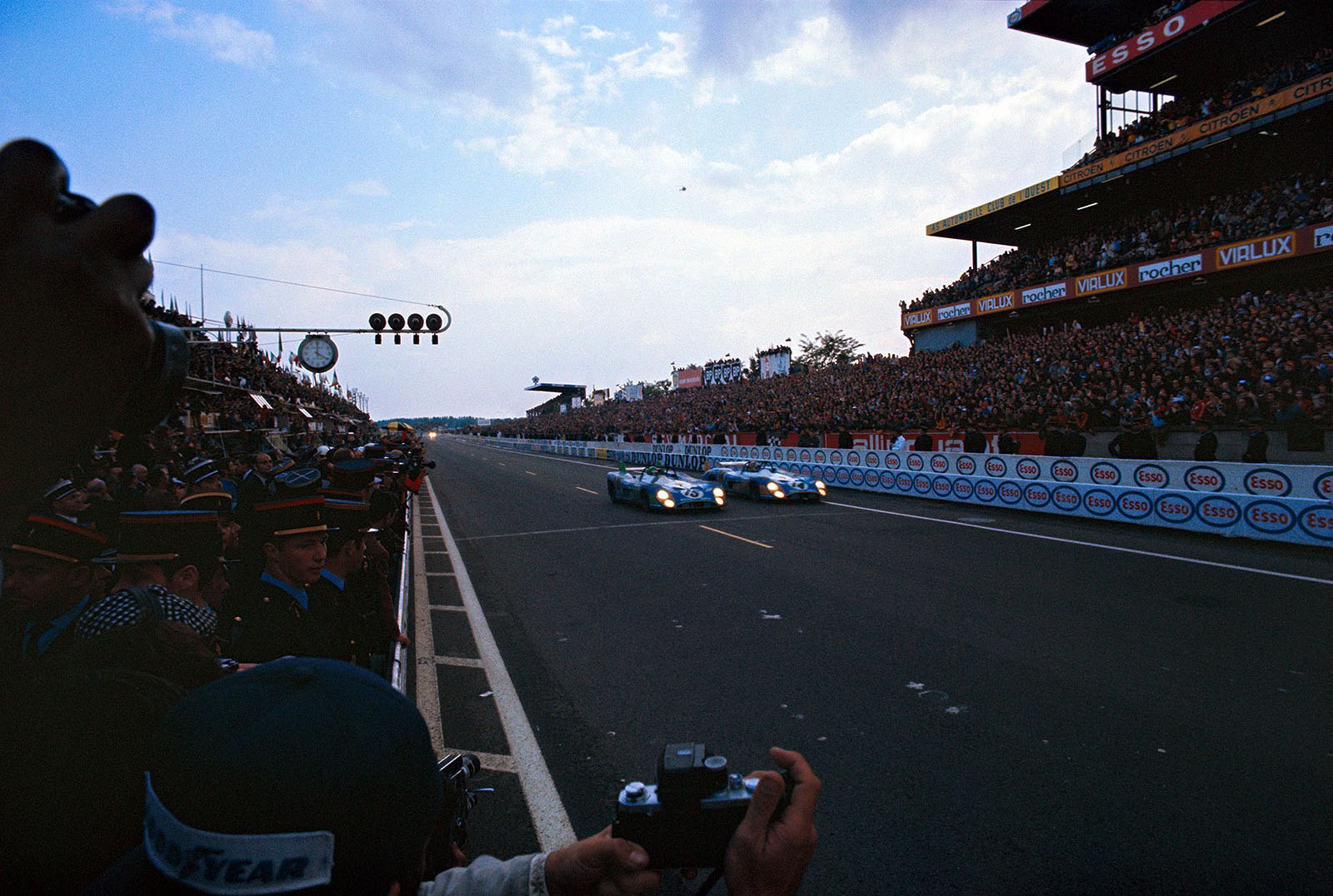 1-2 photo finish for Henri Pescarolo/Graham Hill (car #15) and Francois Cevert/Howden Ganley (car #14). Both Matra-Simca MS670 entered by Equipe Matra-Simca Shell, 24h Le Mans, 1972