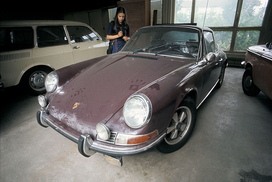 Rainer Schlegelmilchs dritter Porsche (Coupé 911 S 2.4 targa) wurde ihm 1972 von Andreas Baader gestohlen und umlackiert. Das Foto zeigt den Wagen in der Asservatengarage bei der Rückerstattung durch das BKA.