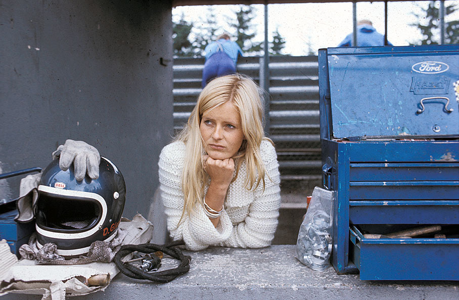 Frau Glemser waits in pits for her husband Dieter