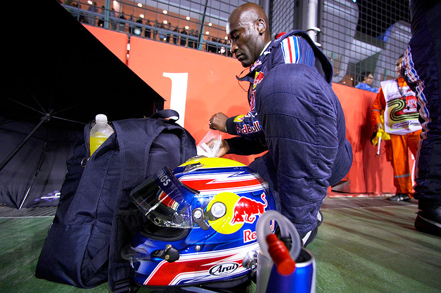 Mark Webber's physiotherapist Roger Cleary is preparing well on the grid before the race