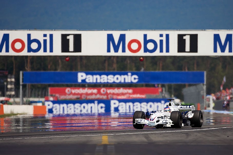 Jacques Villeneuve entering Mobil 1 curve