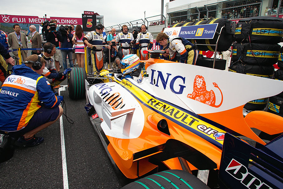 Alonso arives at his grid position